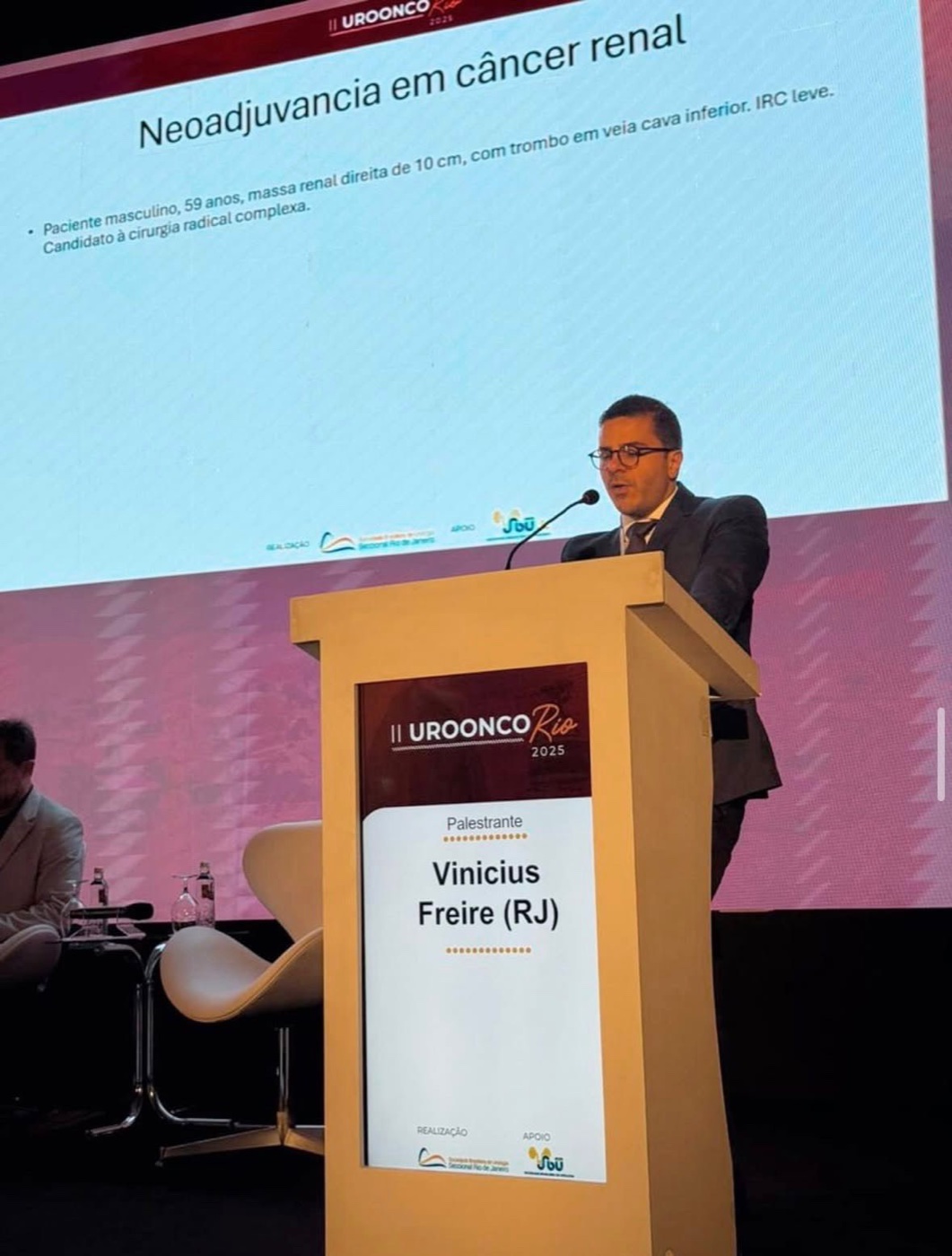 Dr. Vinicius Freire apresentando uma aula no UROONCO Rio 2025